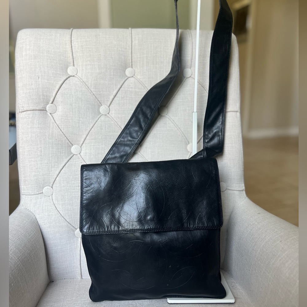 Vintage Chanel messenger bag in black